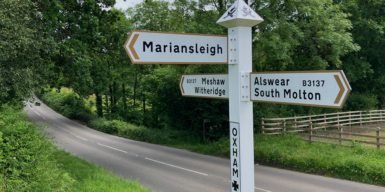 Oxham Hall is located on the B3137 between South Molton and Meshaw on the Alswear Old Road. 